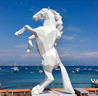 Cheval blanc résine 